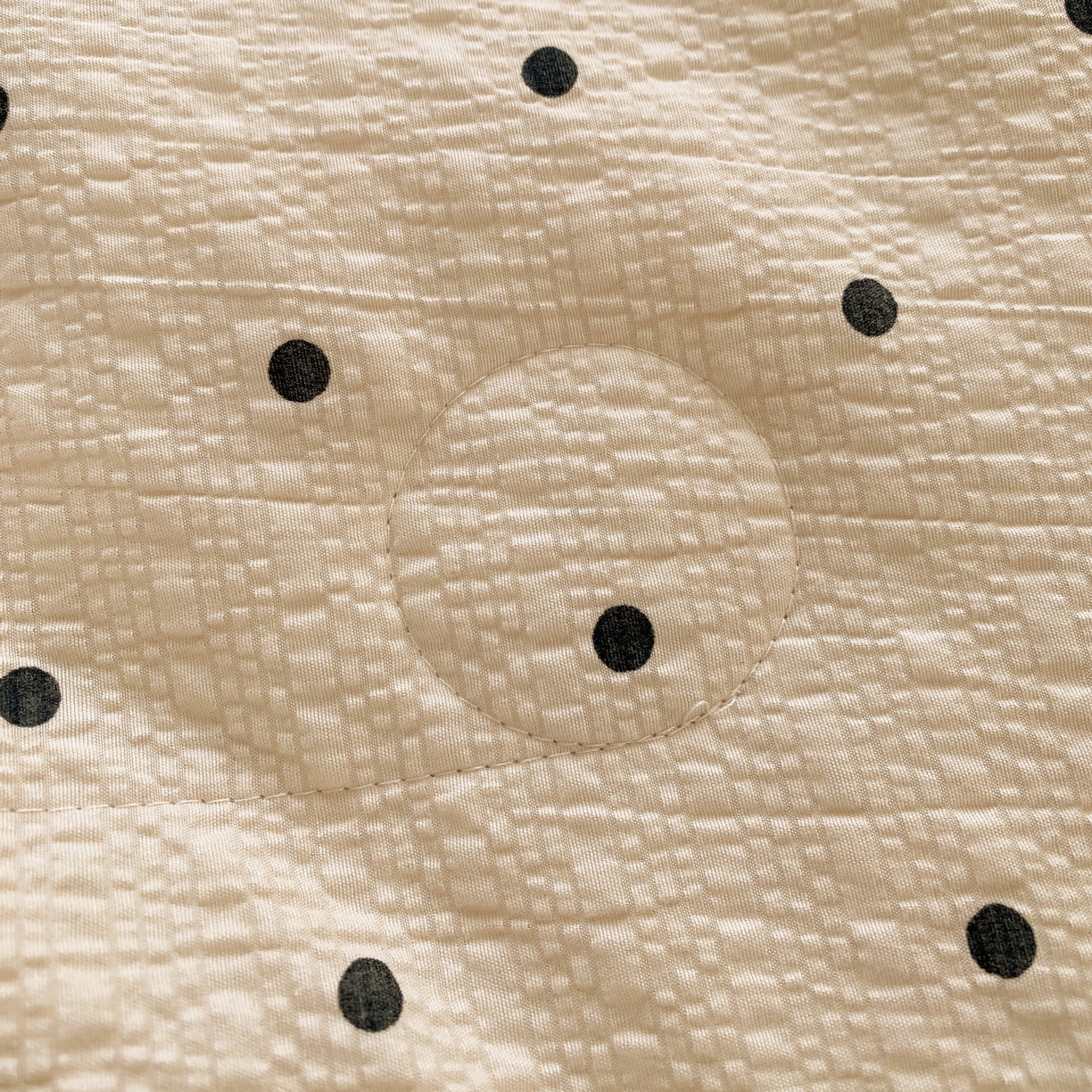 91家纺网 家纺一手货源 找家纺 莱米家纺 2026新款云感泡泡双层纱手包边夏被夏凉被空调被床盖四件套 卡其波点