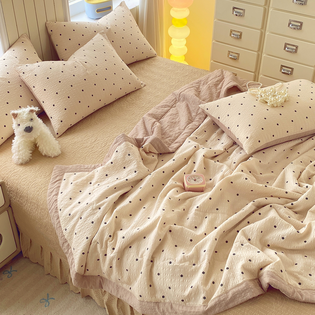 91家纺网 家纺一手货源 找家纺 莱米家纺 2026新款云感泡泡双层纱手包边夏被夏凉被空调被床盖四件套 卡其波点