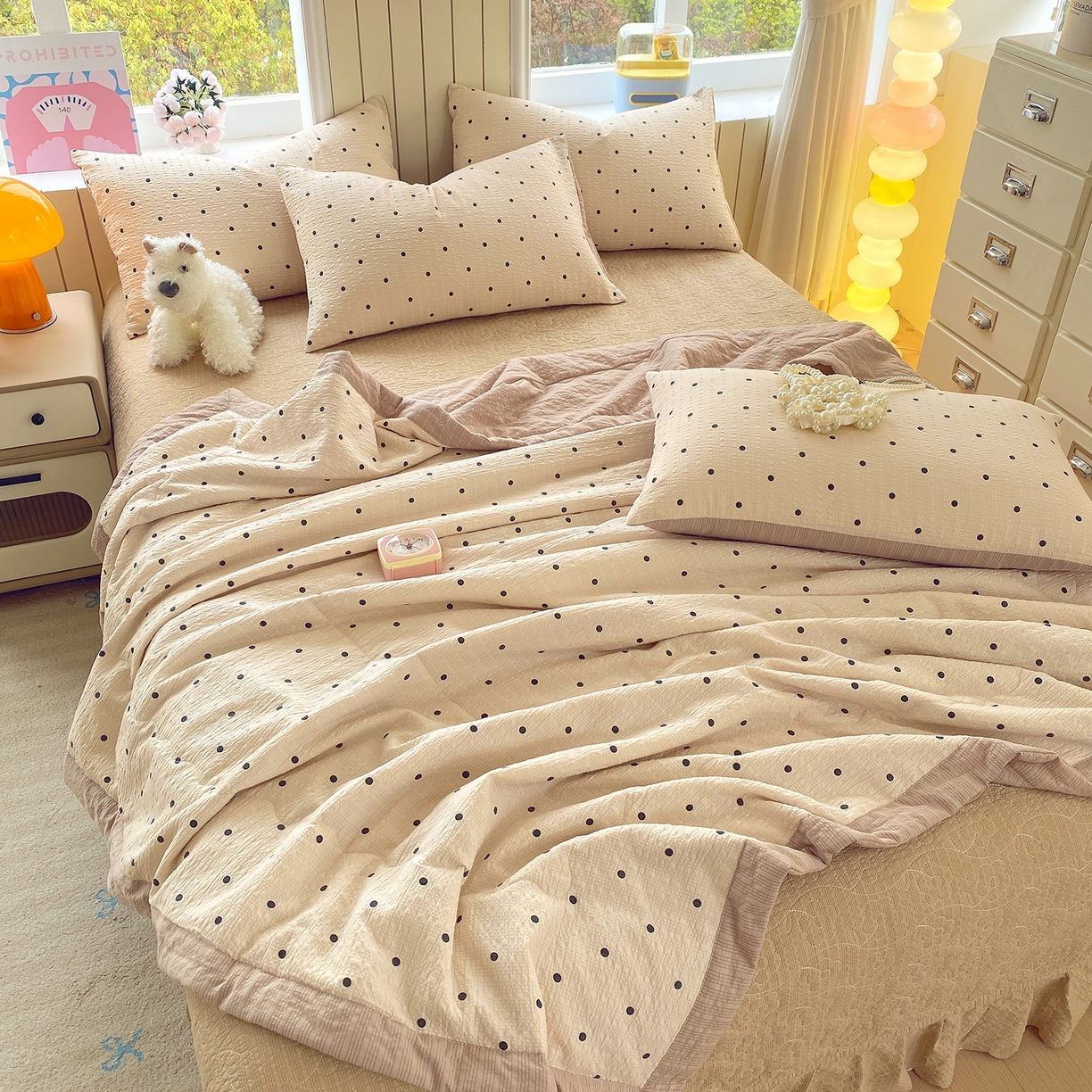 91家纺网 家纺一手货源 找家纺 莱米家纺 2026新款云感泡泡双层纱手包边夏被夏凉被空调被床盖四件套 卡其波点