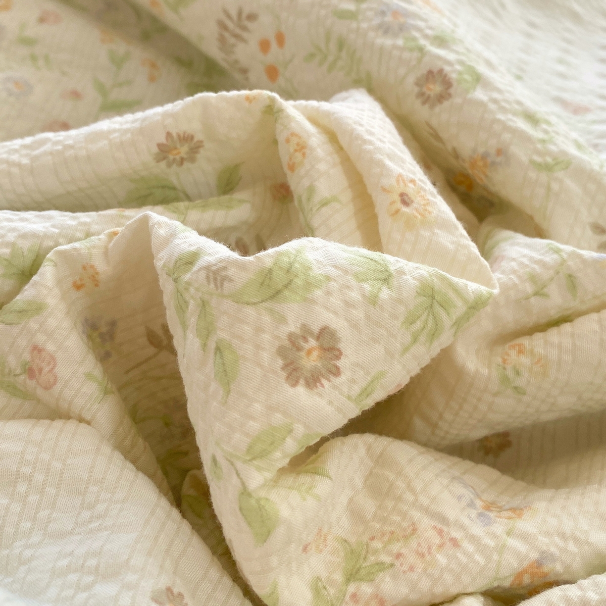 91家纺网 家纺一手货源 找家纺 莱米家纺 2026新款云感泡泡双层纱手包边夏被夏凉被空调被床盖四件套 绿花枝叶