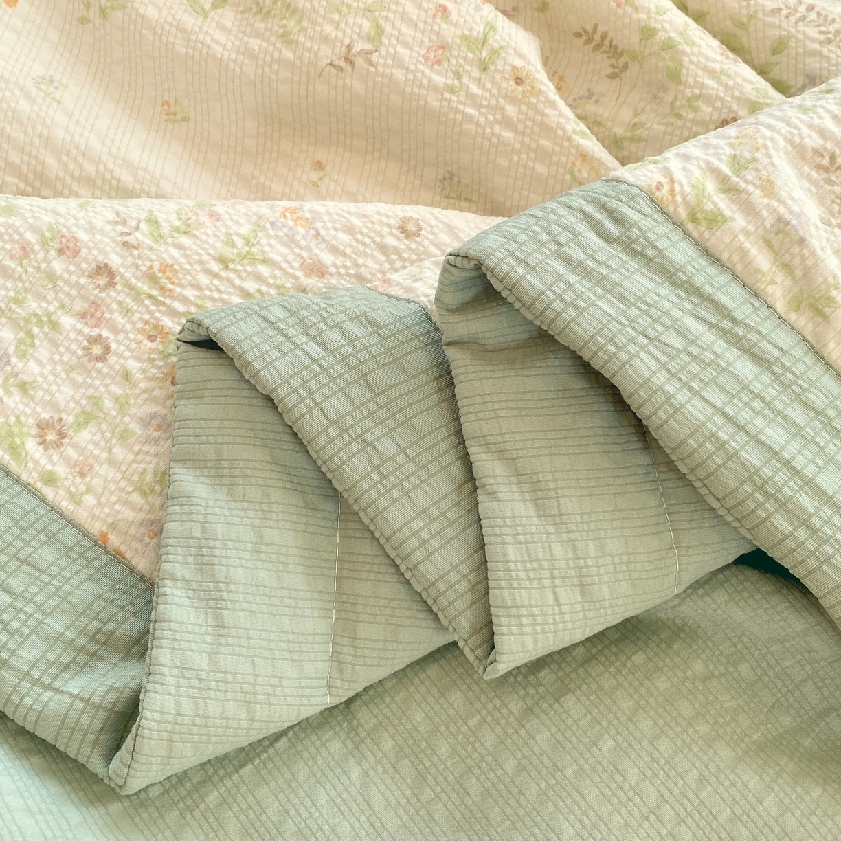 91家纺网 家纺一手货源 找家纺 莱米家纺 2026新款云感泡泡双层纱手包边夏被夏凉被空调被床盖四件套 绿花枝叶