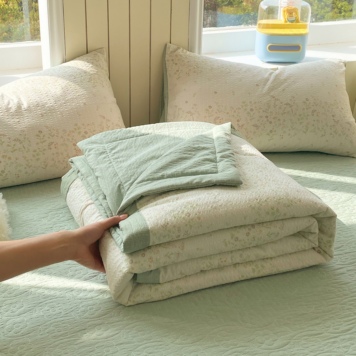 91家纺网 家纺一手货源 找家纺 莱米家纺 2026新款云感泡泡双层纱手包边夏被夏凉被空调被床盖四件套 绿花枝叶