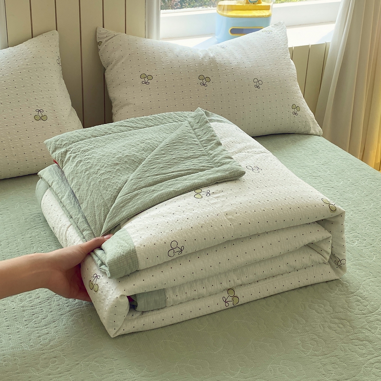 91家纺网 家纺一手货源 找家纺 莱米家纺 2026新款云感泡泡双层纱手包边夏被夏凉被空调被床盖四件套 绿樱桃