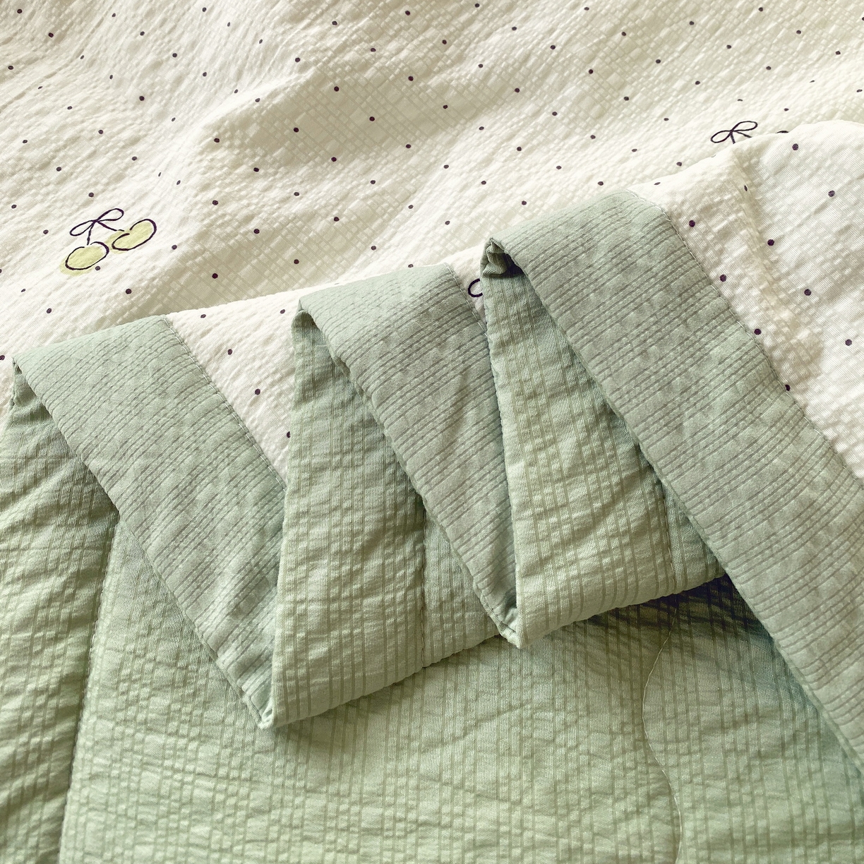 91家纺网 家纺一手货源 找家纺 莱米家纺 2026新款云感泡泡双层纱手包边夏被夏凉被空调被床盖四件套 绿樱桃