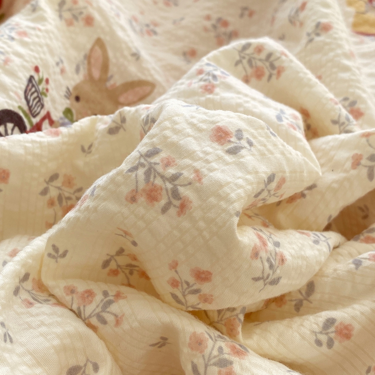 91家纺网 家纺一手货源 找家纺 莱米家纺 2026新款云感泡泡双层纱手包边夏被夏凉被空调被床盖四件套 兔兔之家