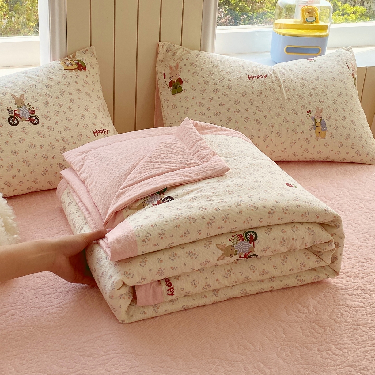 91家纺网 家纺一手货源 找家纺 莱米家纺 2026新款云感泡泡双层纱手包边夏被夏凉被空调被床盖四件套 兔兔之家