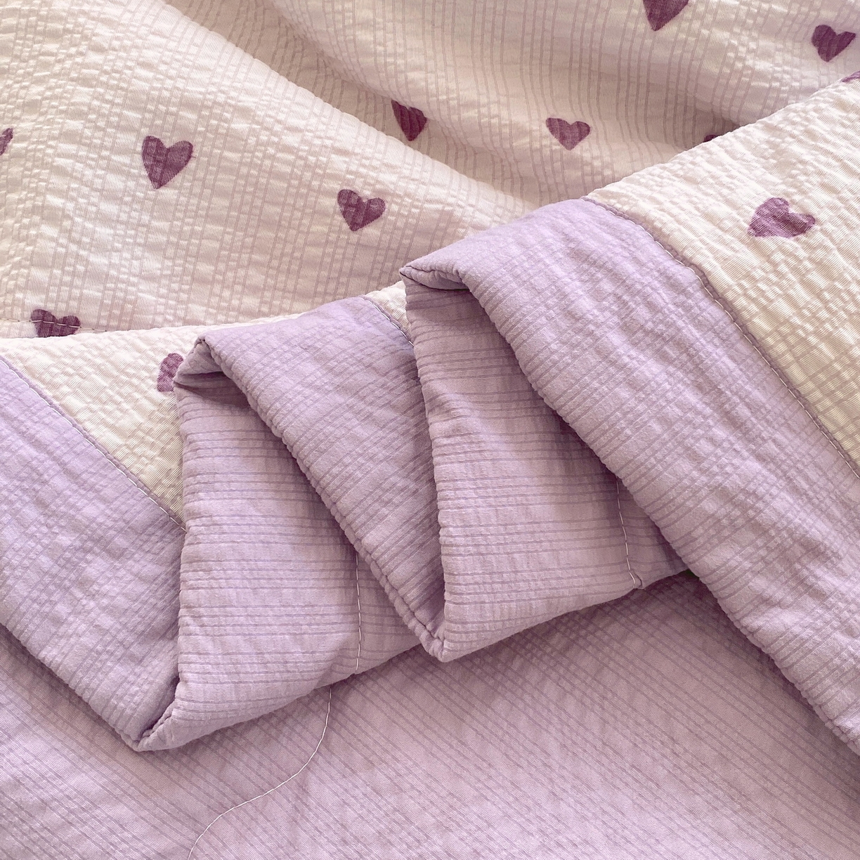 91家纺网 家纺一手货源 找家纺 莱米家纺 2026新款云感泡泡双层纱手包边夏被夏凉被空调被床盖四件套 紫色爱心