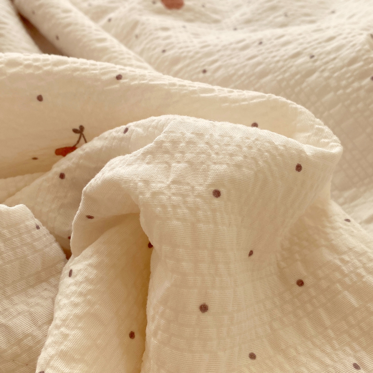 91家纺网 家纺一手货源 找家纺 莱米家纺 2026新款云感泡泡双层纱手包边夏被夏凉被空调被床盖四件套 棕蝴蝶结