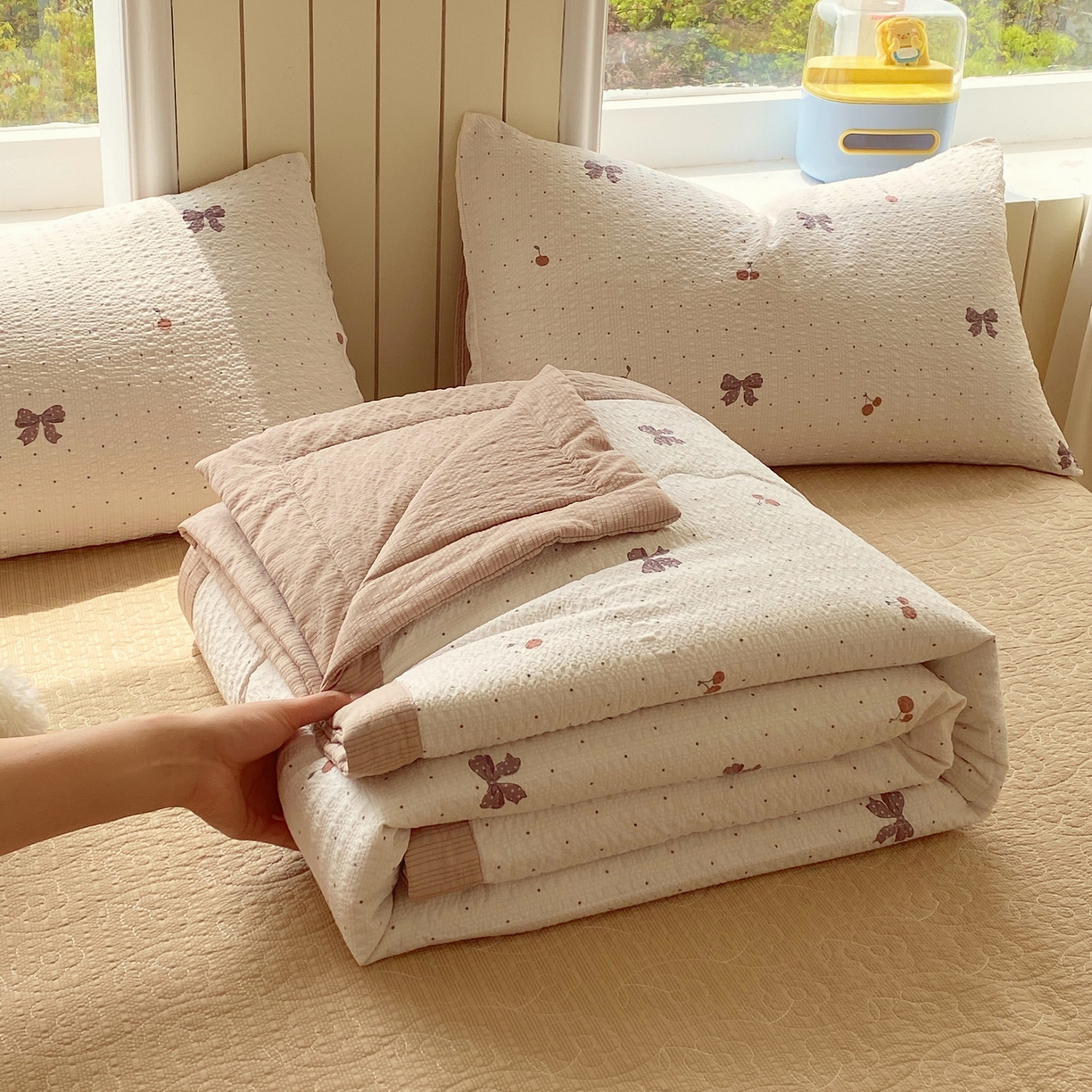 91家纺网 家纺一手货源 找家纺 莱米家纺 2026新款云感泡泡双层纱手包边夏被夏凉被空调被床盖四件套 棕蝴蝶结