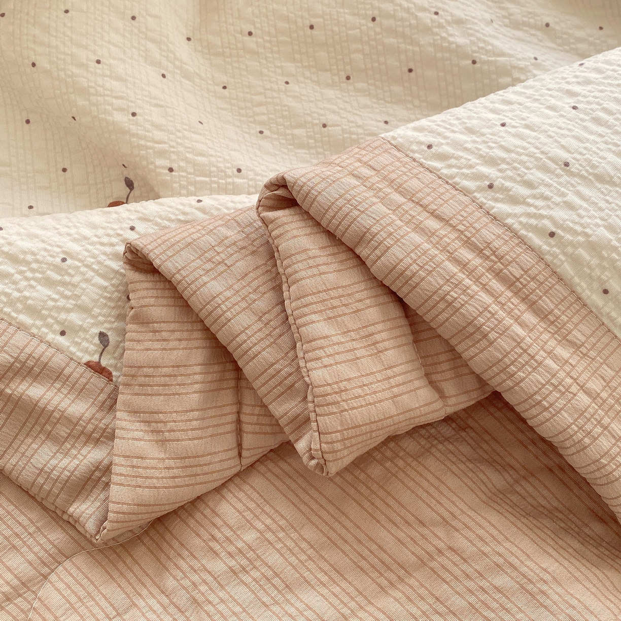 91家纺网 家纺一手货源 找家纺 莱米家纺 2026新款云感泡泡双层纱手包边夏被夏凉被空调被床盖四件套 棕蝴蝶结