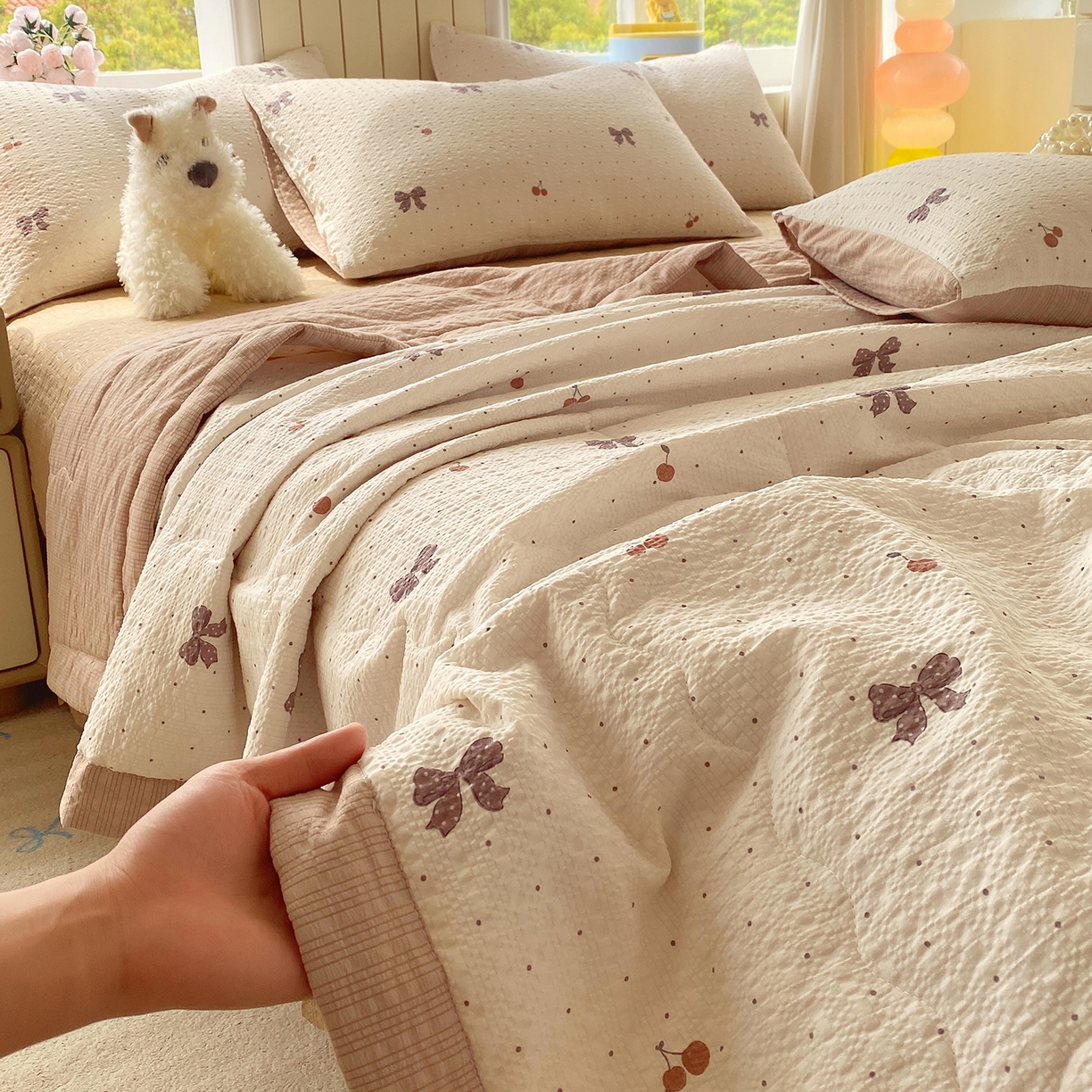 91家纺网 家纺一手货源 找家纺 莱米家纺 2026新款云感泡泡双层纱手包边夏被夏凉被空调被床盖四件套 棕蝴蝶结