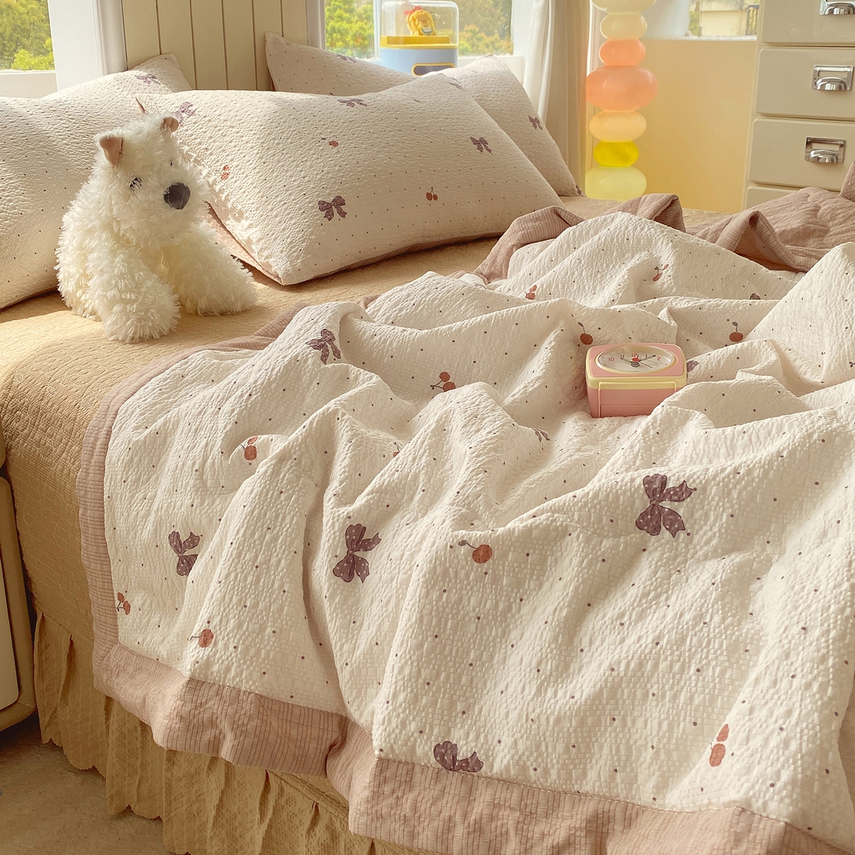 91家纺网 家纺一手货源 找家纺 莱米家纺 2026新款云感泡泡双层纱手包边夏被夏凉被空调被床盖四件套 棕蝴蝶结