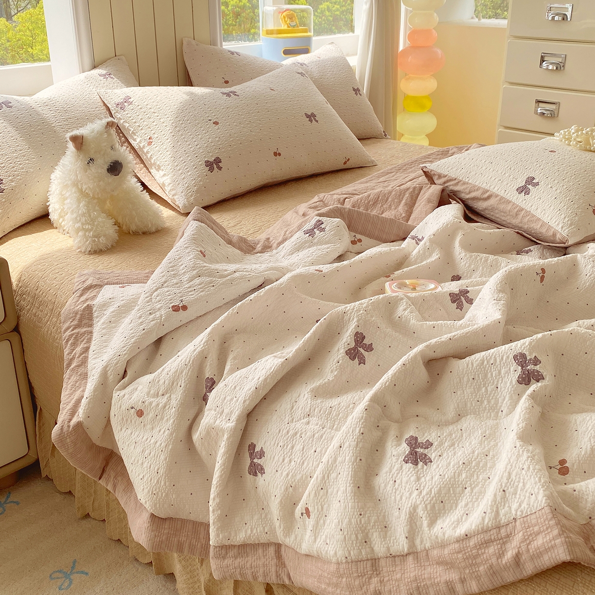 91家纺网 家纺一手货源 找家纺 莱米家纺 2026新款云感泡泡双层纱手包边夏被夏凉被空调被床盖四件套 棕蝴蝶结