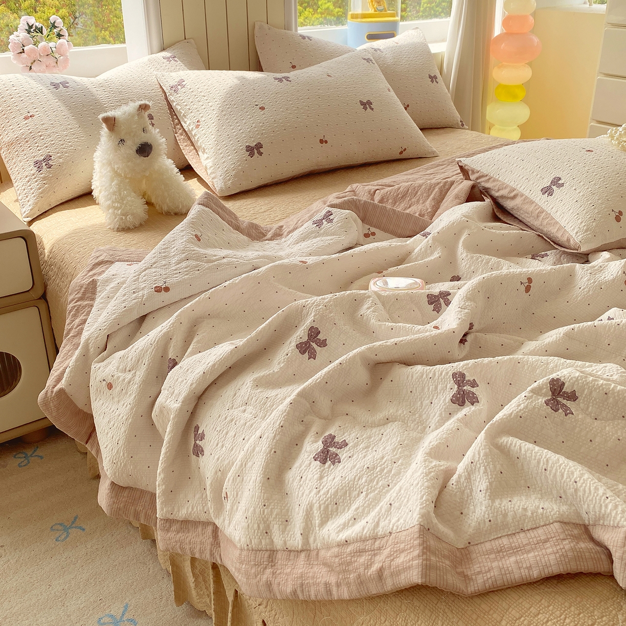 91家纺网 家纺一手货源 找家纺 莱米家纺 2026新款云感泡泡双层纱手包边夏被夏凉被空调被床盖四件套 棕蝴蝶结