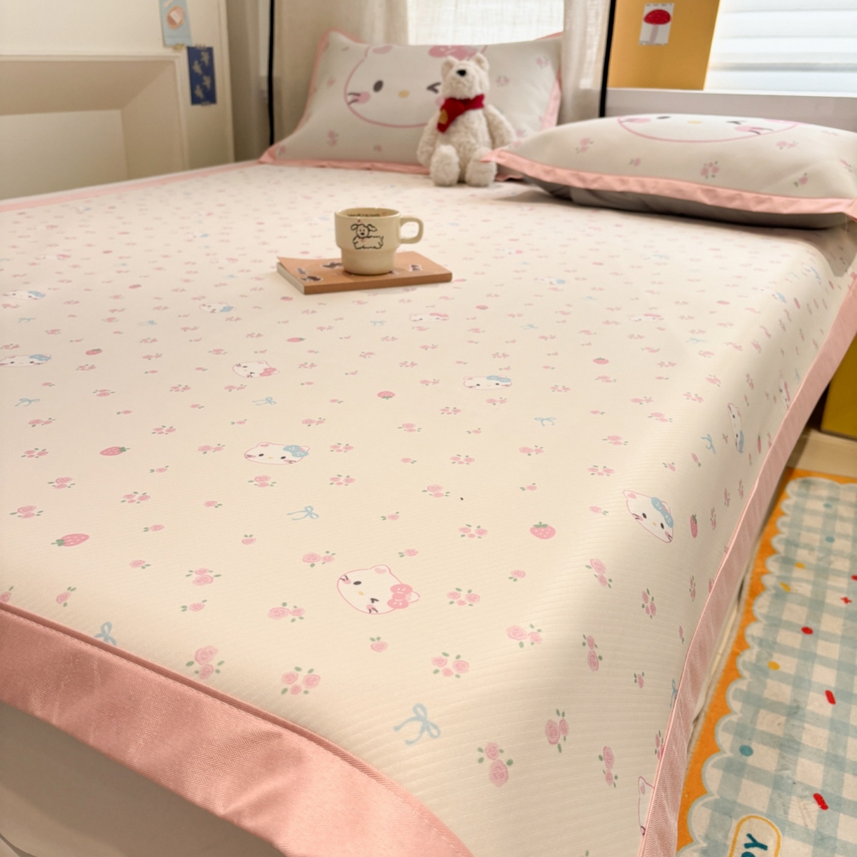 91家纺网 家纺一手货源 找家纺 慕尚家纺 2026春夏新款可水洗斜纹凉豆豆印花凉感席凉席席子 草莓凯蒂