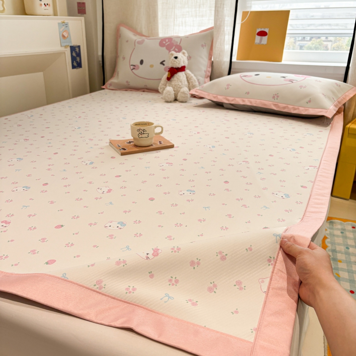 91家纺网 家纺一手货源 找家纺 慕尚家纺 2026春夏新款可水洗斜纹凉豆豆印花凉感席凉席席子 草莓凯蒂