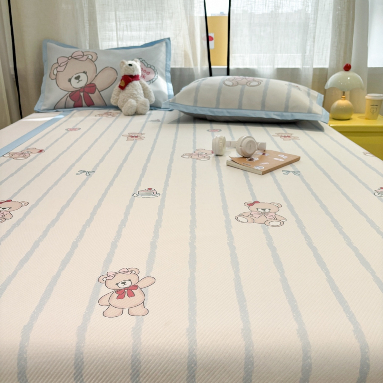 91家纺网 家纺一手货源 找家纺 慕尚家纺 2026春夏新款可水洗斜纹凉豆豆印花凉感席凉席席子 蝴蝶结熊