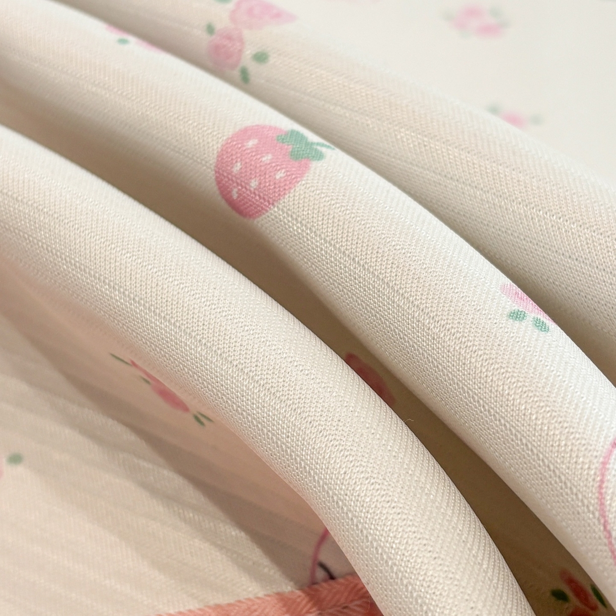 91家纺网 家纺一手货源 找家纺 慕尚家纺 2026春夏新款可水洗斜纹凉豆豆印花凉感席凉席席子 草莓凯蒂