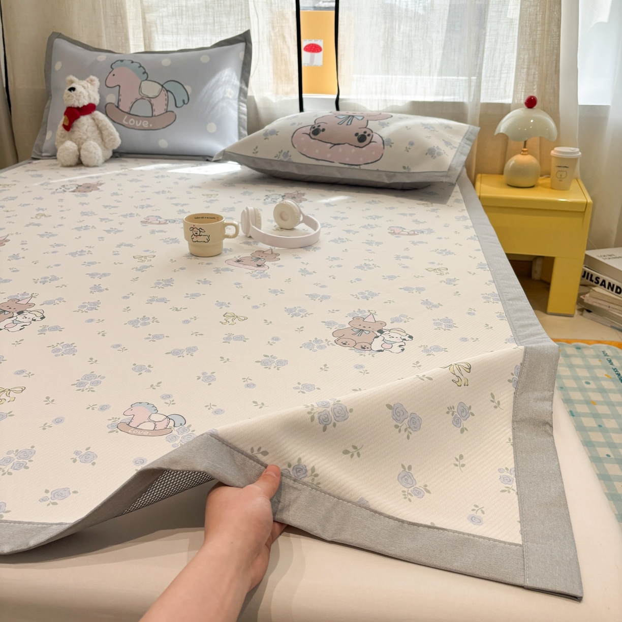 91家纺网 家纺一手货源 找家纺 慕尚家纺 2026春夏新款可水洗斜纹凉豆豆印花凉感席凉席席子 花底熊宝