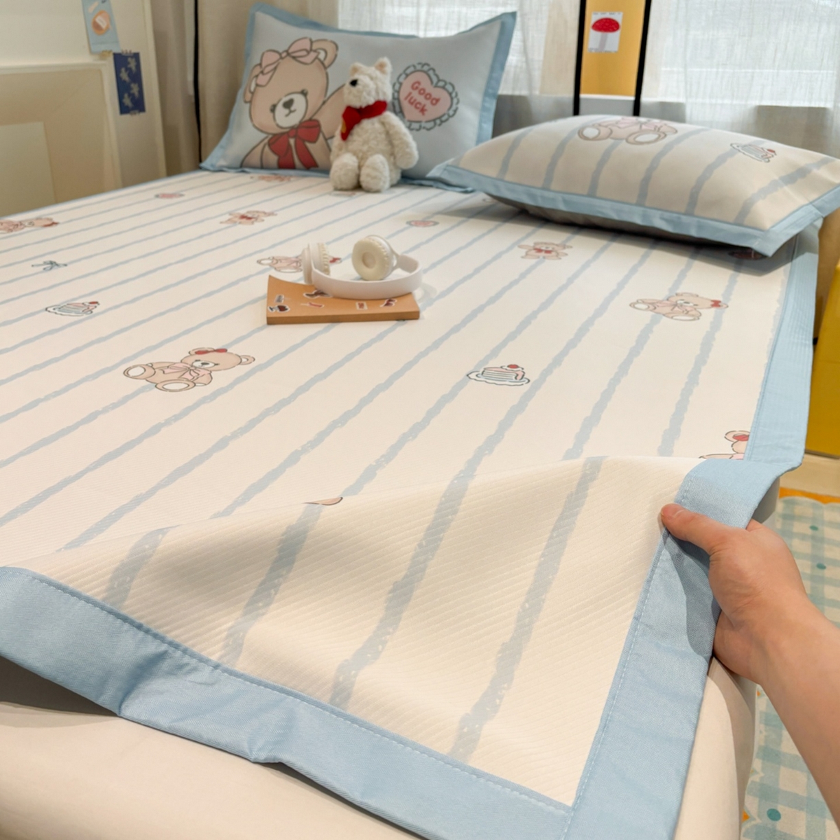 91家纺网 家纺一手货源 找家纺 慕尚家纺 2026春夏新款可水洗斜纹凉豆豆印花凉感席凉席席子 蝴蝶结熊