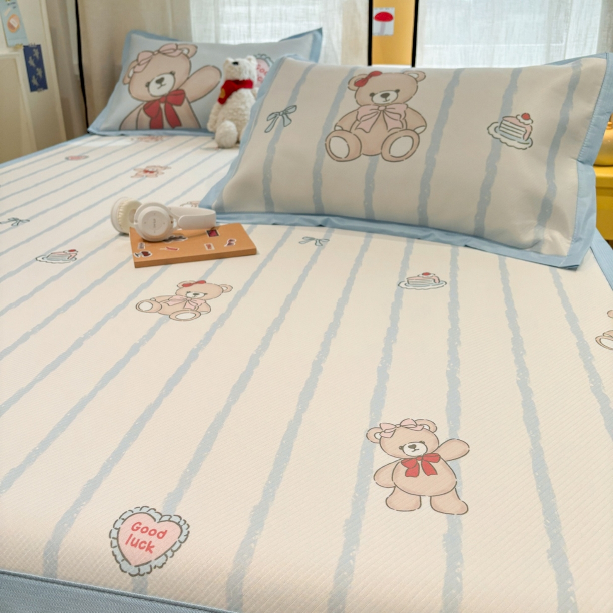 91家纺网 家纺一手货源 找家纺 慕尚家纺 2026春夏新款可水洗斜纹凉豆豆印花凉感席凉席席子 蝴蝶结熊