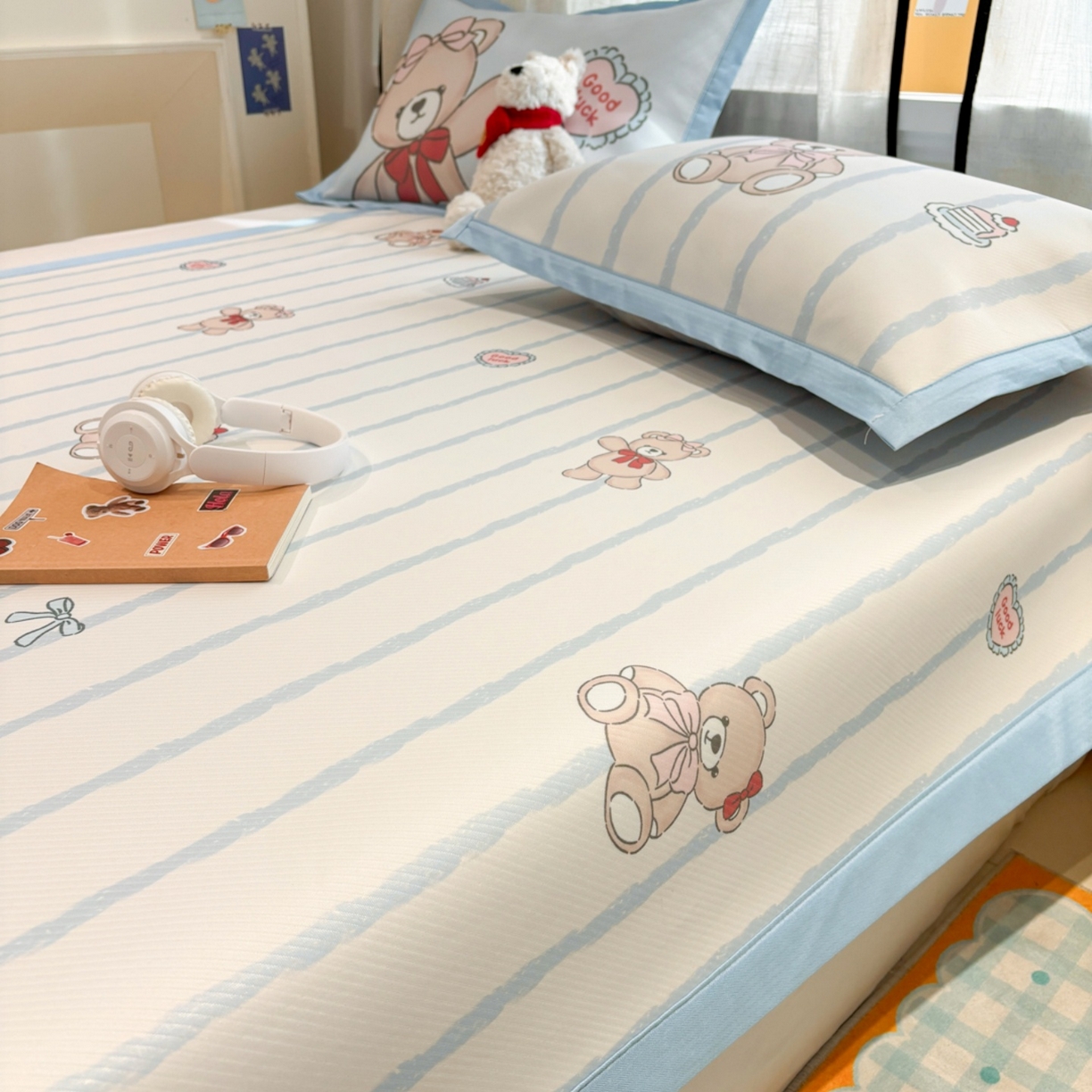 91家纺网 家纺一手货源 找家纺 慕尚家纺 2026春夏新款可水洗斜纹凉豆豆印花凉感席凉席席子 蝴蝶结熊