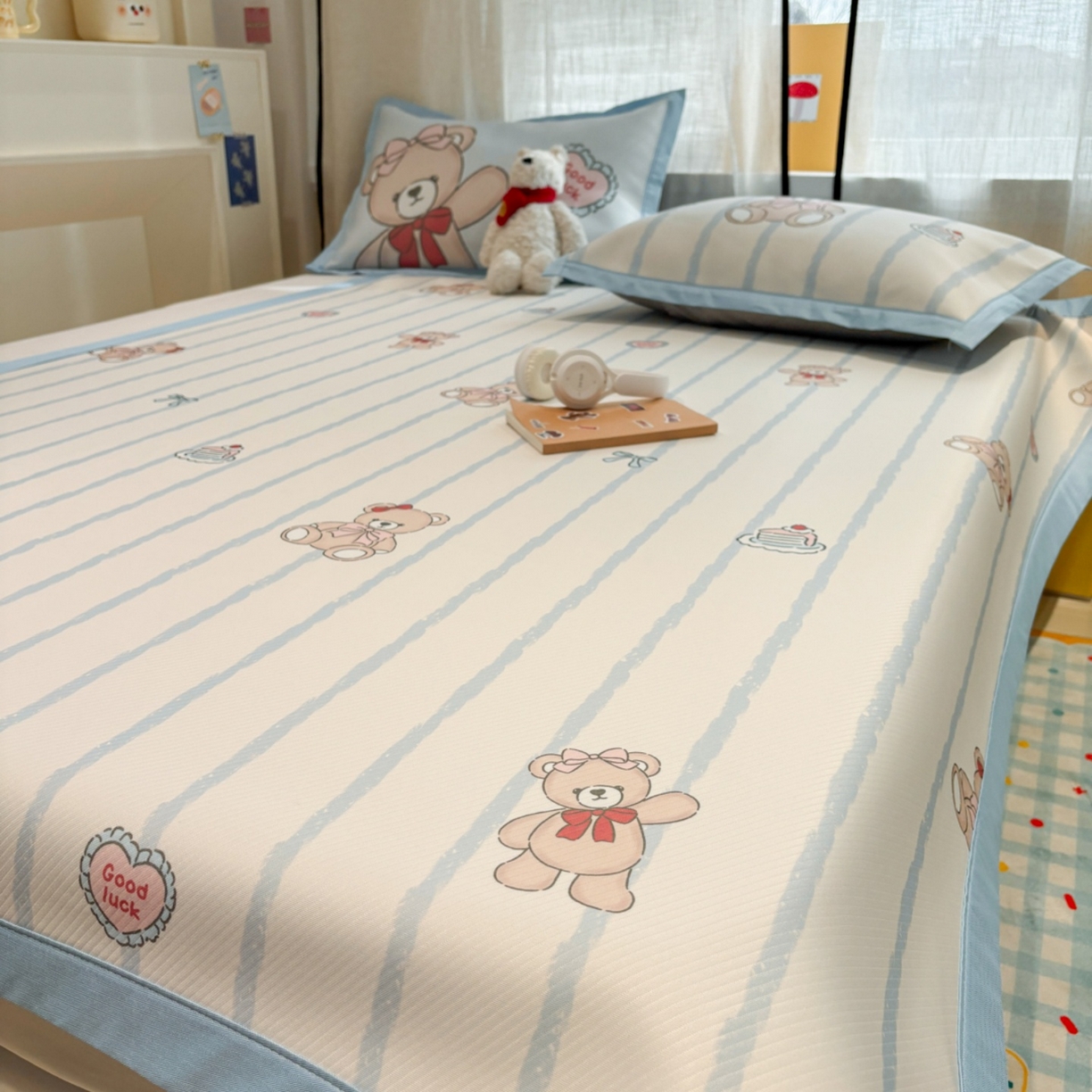 91家纺网 家纺一手货源 找家纺 慕尚家纺 2026春夏新款可水洗斜纹凉豆豆印花凉感席凉席席子 蝴蝶结熊