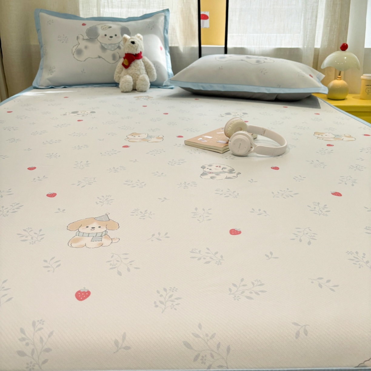 91家纺网 家纺一手货源 找家纺 慕尚家纺 2026春夏新款可水洗斜纹凉豆豆印花凉感席凉席席子 狗狗草莓