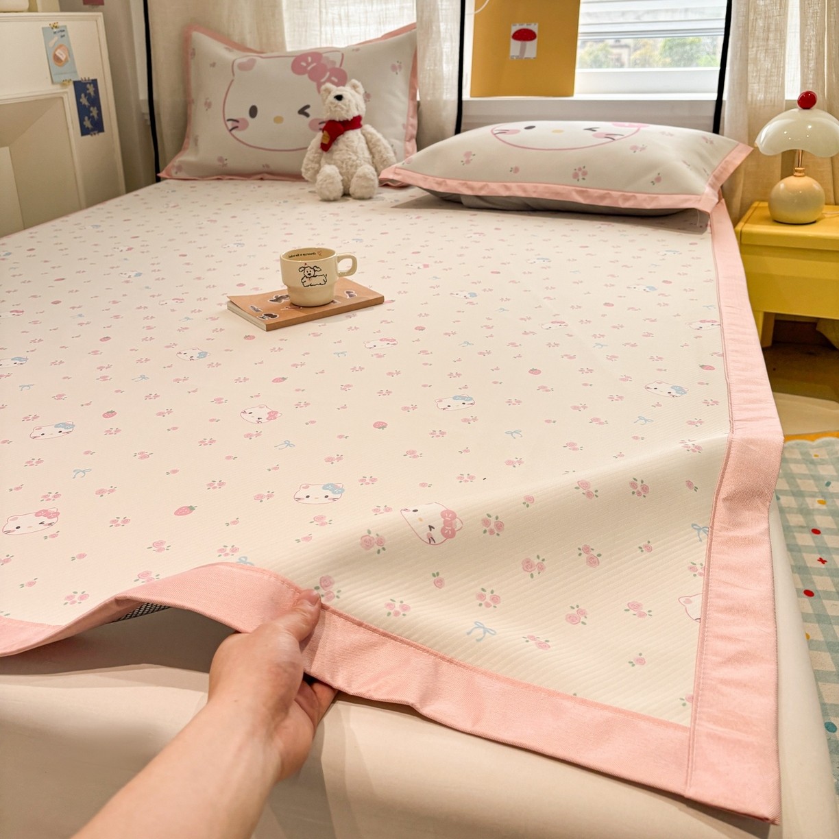 91家纺网 家纺一手货源 找家纺 慕尚家纺 2026春夏新款可水洗斜纹凉豆豆印花凉感席凉席席子 草莓凯蒂