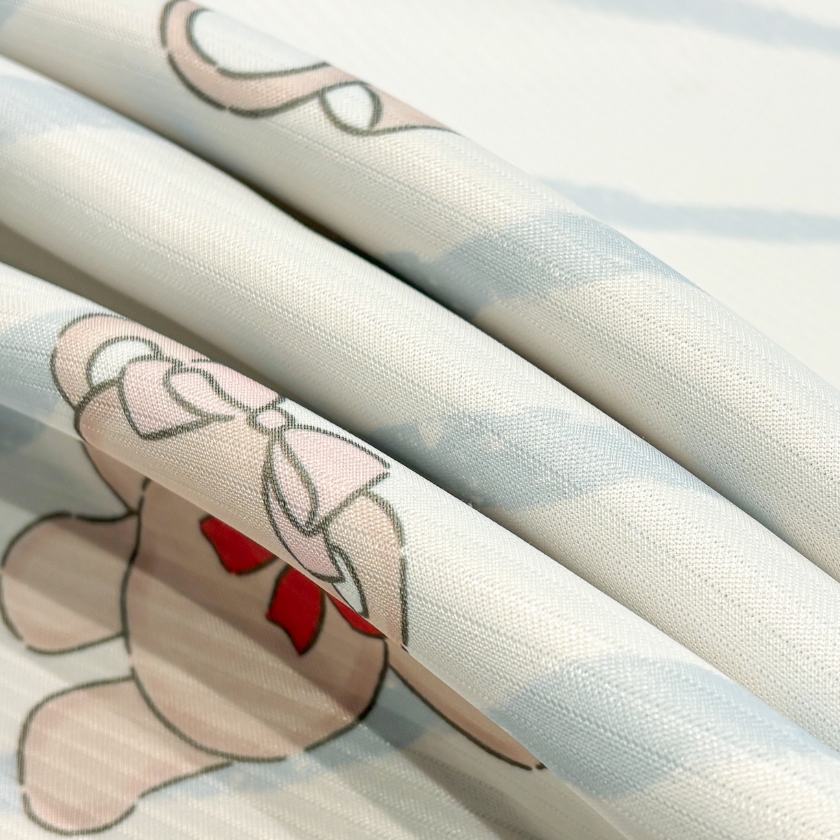 91家纺网 家纺一手货源 找家纺 慕尚家纺 2026春夏新款可水洗斜纹凉豆豆印花凉感席凉席席子 蝴蝶结熊