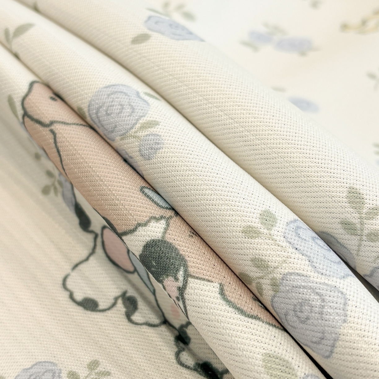 91家纺网 家纺一手货源 找家纺 慕尚家纺 2026春夏新款可水洗斜纹凉豆豆印花凉感席凉席席子 花底熊宝