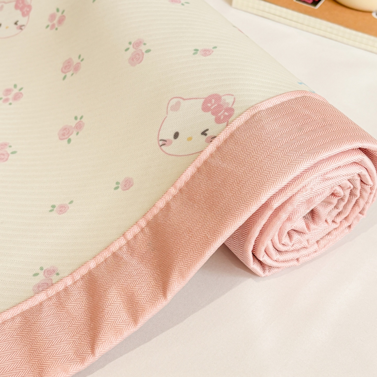 91家纺网 家纺一手货源 找家纺 慕尚家纺 2026春夏新款可水洗斜纹凉豆豆印花凉感席凉席席子 草莓凯蒂