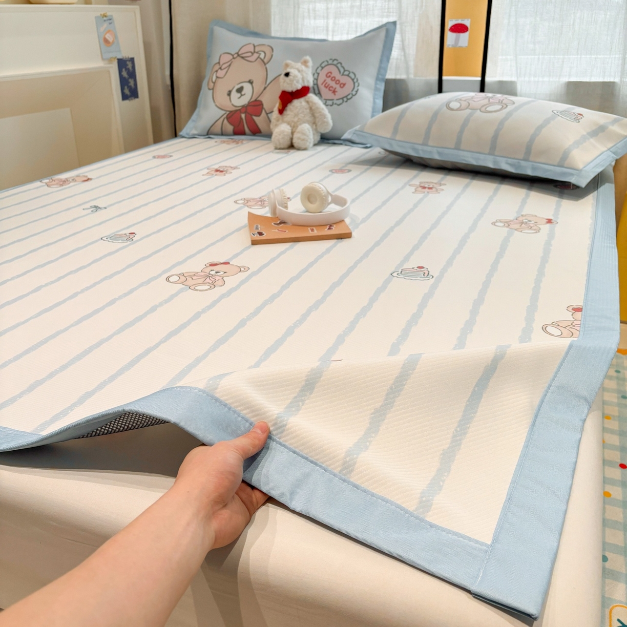 91家纺网 家纺一手货源 找家纺 慕尚家纺 2026春夏新款可水洗斜纹凉豆豆印花凉感席凉席席子 蝴蝶结熊