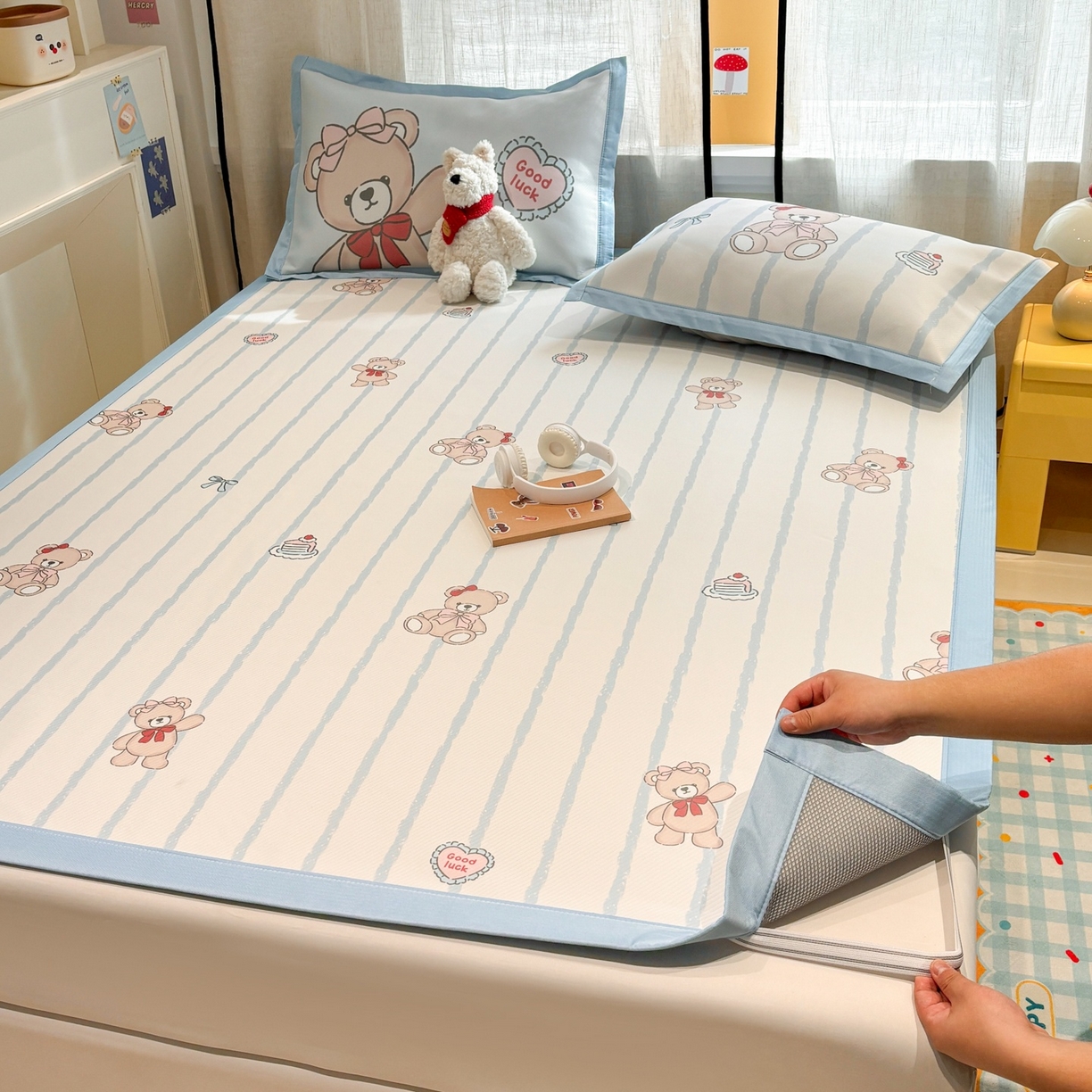 91家纺网 家纺一手货源 找家纺 慕尚家纺 2026春夏新款可水洗斜纹凉豆豆印花凉感席凉席席子 蝴蝶结熊