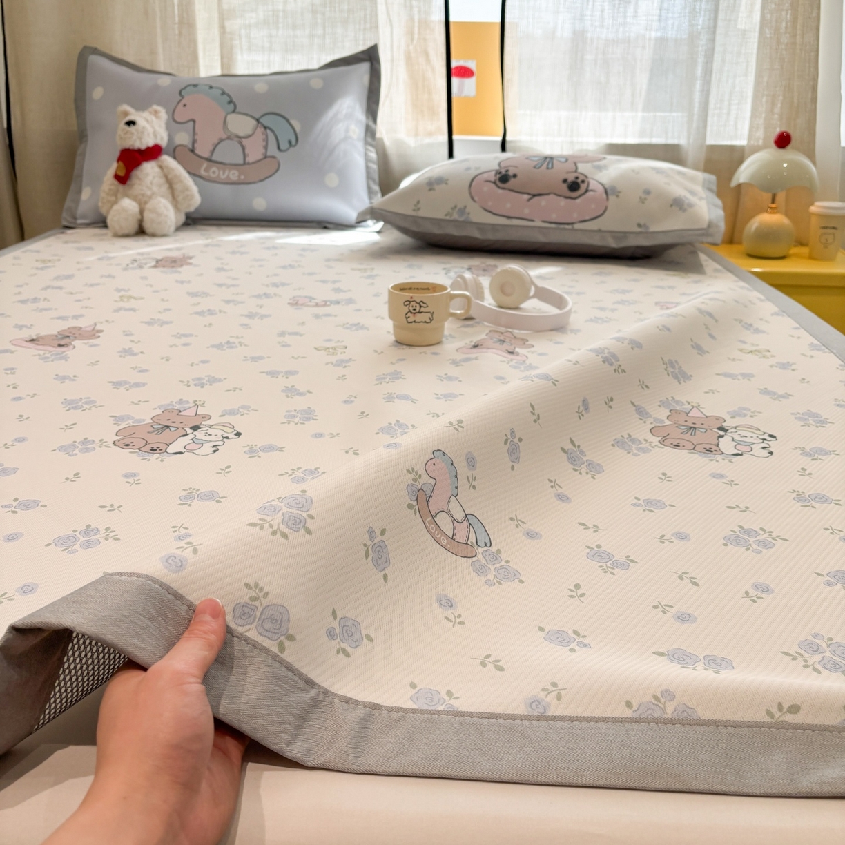 91家纺网 家纺一手货源 找家纺 慕尚家纺 2026春夏新款可水洗斜纹凉豆豆印花凉感席凉席席子 花底熊宝