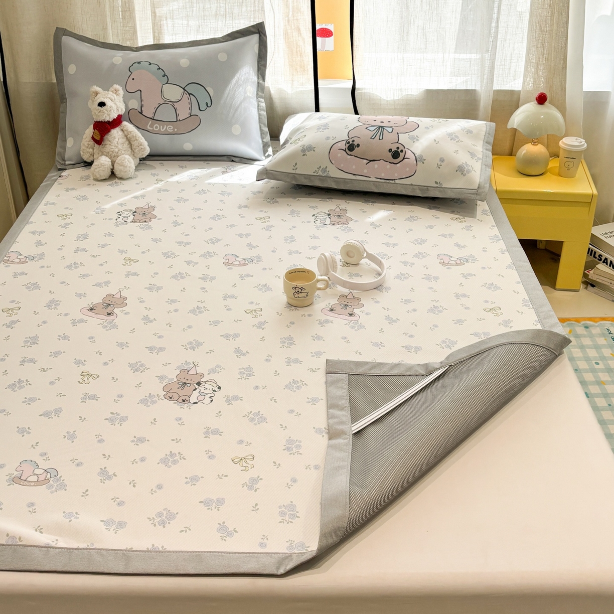 91家纺网 家纺一手货源 找家纺 慕尚家纺 2026春夏新款可水洗斜纹凉豆豆印花凉感席凉席席子 花底熊宝