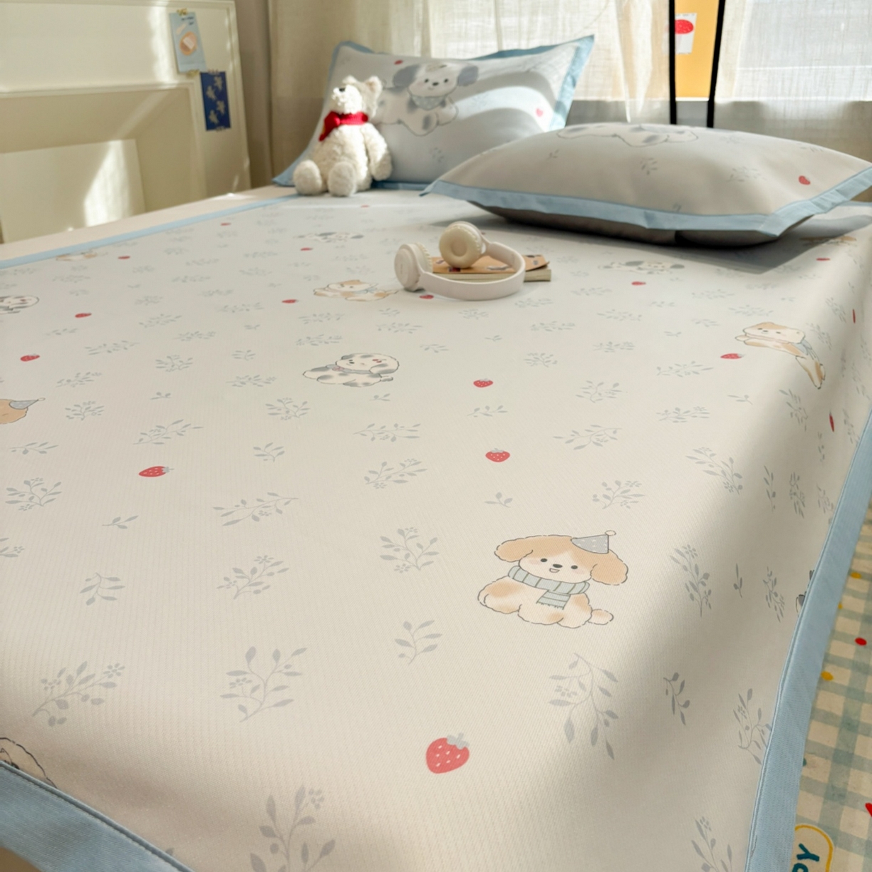 91家纺网 家纺一手货源 找家纺 慕尚家纺 2026春夏新款可水洗斜纹凉豆豆印花凉感席凉席席子 狗狗草莓