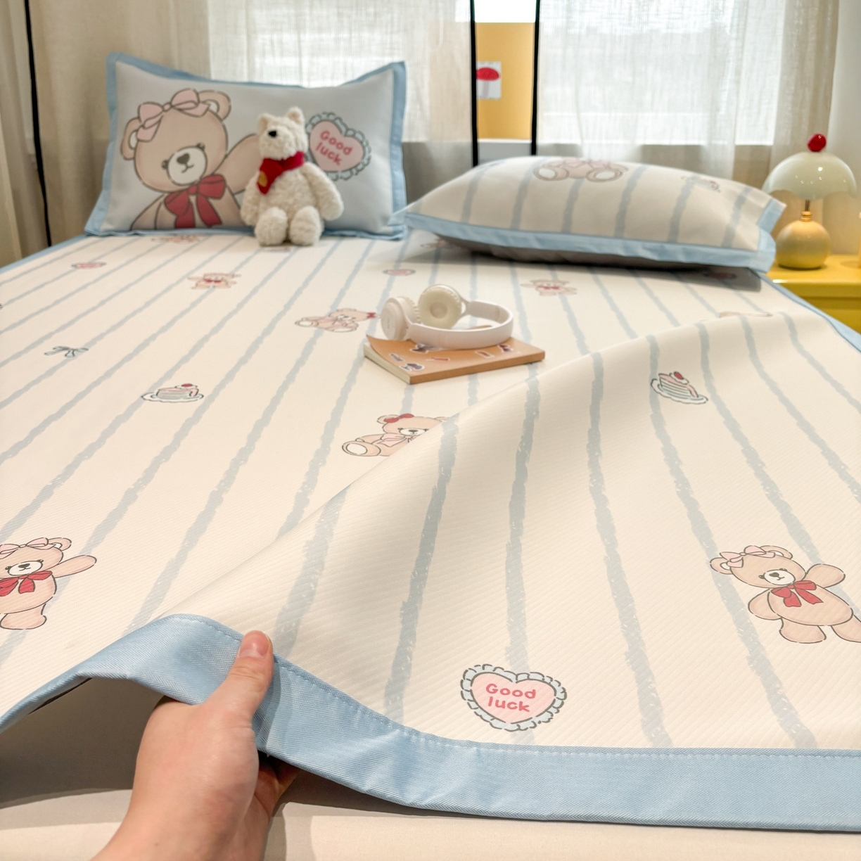 91家纺网 家纺一手货源 找家纺 慕尚家纺 2026春夏新款可水洗斜纹凉豆豆印花凉感席凉席席子 蝴蝶结熊