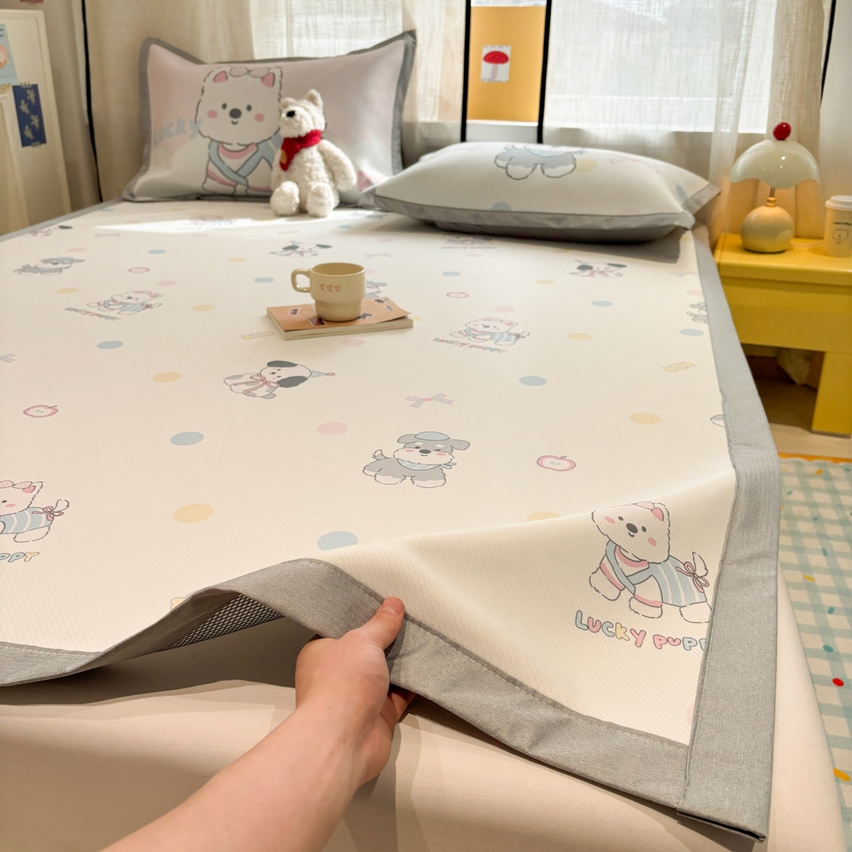 91家纺网 家纺一手货源 找家纺 慕尚家纺 2026春夏新款可水洗斜纹凉豆豆印花凉感席凉席席子 小狗乖乖