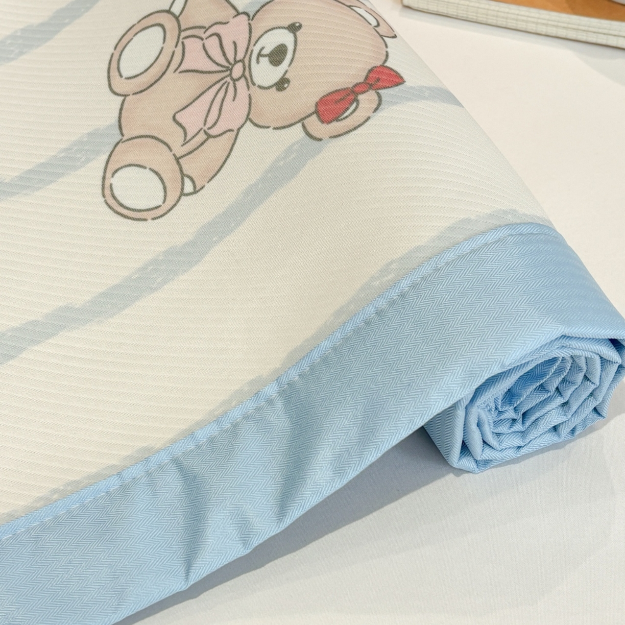 91家纺网 家纺一手货源 找家纺 慕尚家纺 2026春夏新款可水洗斜纹凉豆豆印花凉感席凉席席子 蝴蝶结熊