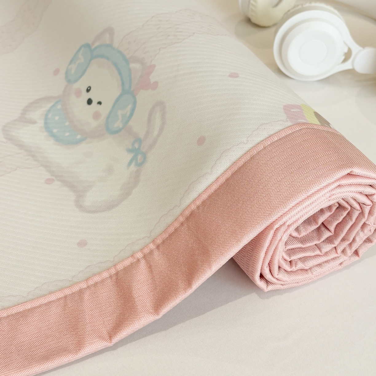 91家纺网 家纺一手货源 找家纺 慕尚家纺 2026春夏新款可水洗斜纹凉豆豆印花凉感席凉席席子 汪星乐园