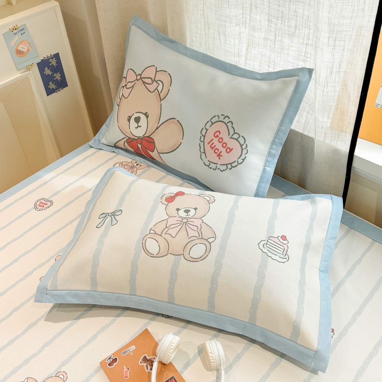 91家纺网 家纺一手货源 找家纺 慕尚家纺 2026春夏新款可水洗斜纹凉豆豆印花凉感席凉席席子 蝴蝶结熊