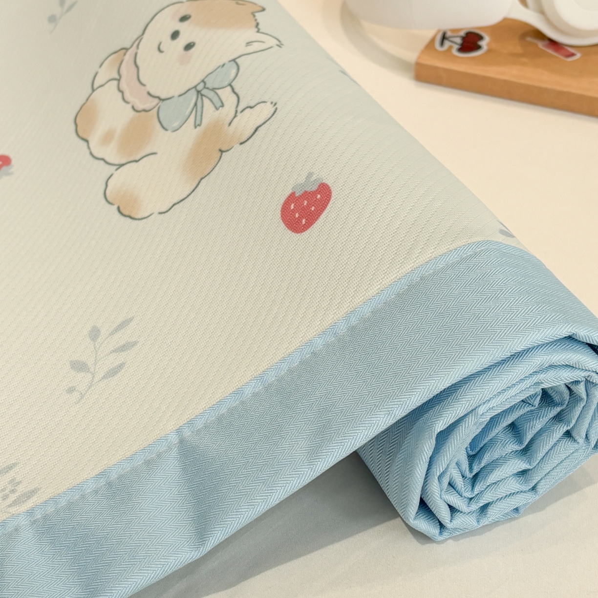 91家纺网 家纺一手货源 找家纺 慕尚家纺 2026春夏新款可水洗斜纹凉豆豆印花凉感席凉席席子 狗狗草莓