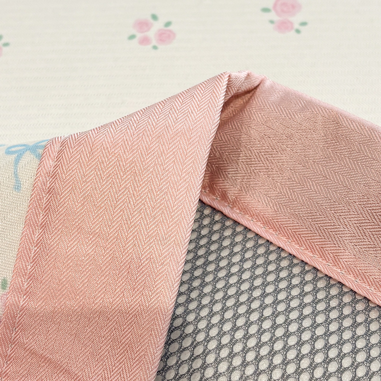 91家纺网 家纺一手货源 找家纺 慕尚家纺 2026春夏新款可水洗斜纹凉豆豆印花凉感席凉席席子 草莓凯蒂