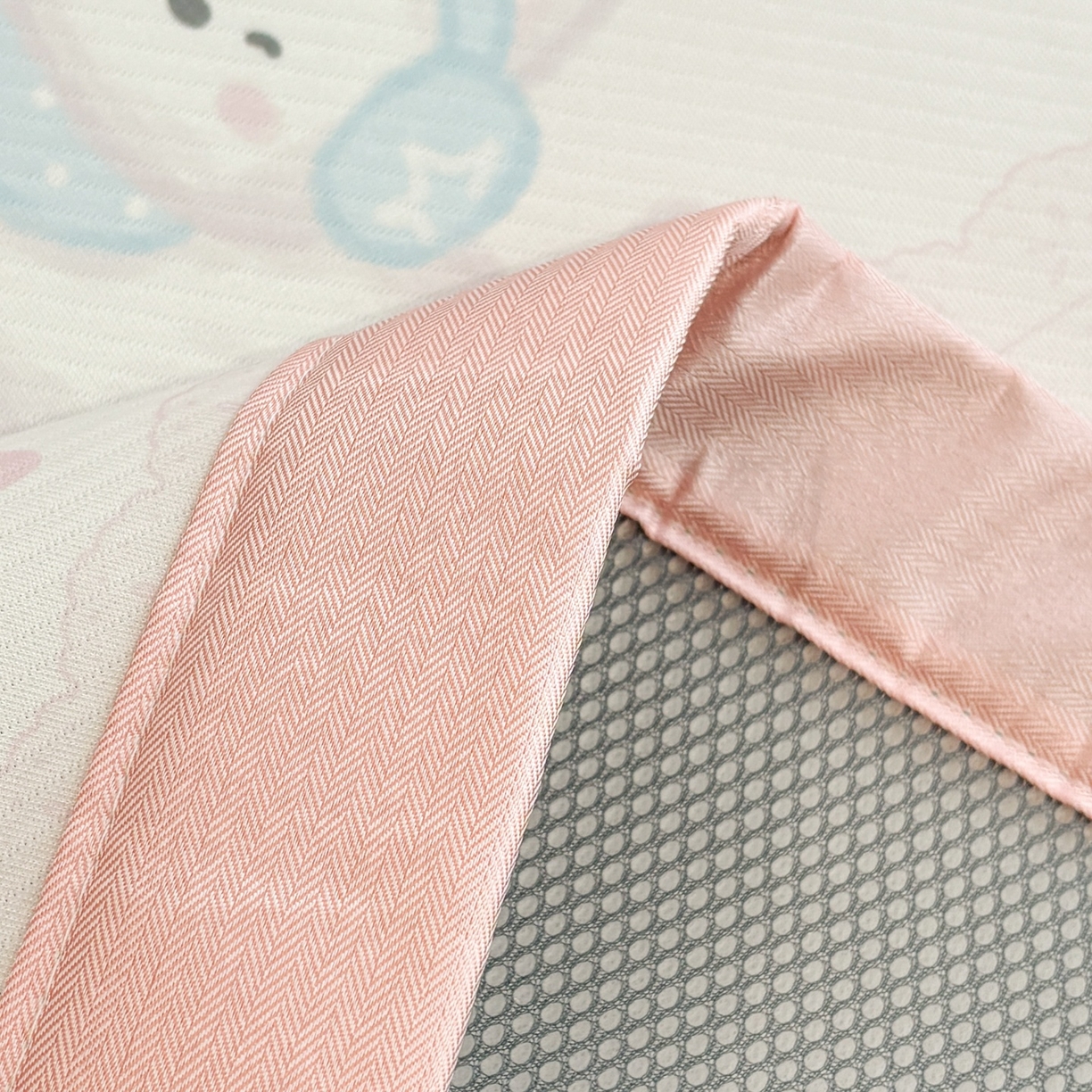 91家纺网 家纺一手货源 找家纺 慕尚家纺 2026春夏新款可水洗斜纹凉豆豆印花凉感席凉席席子 汪星乐园