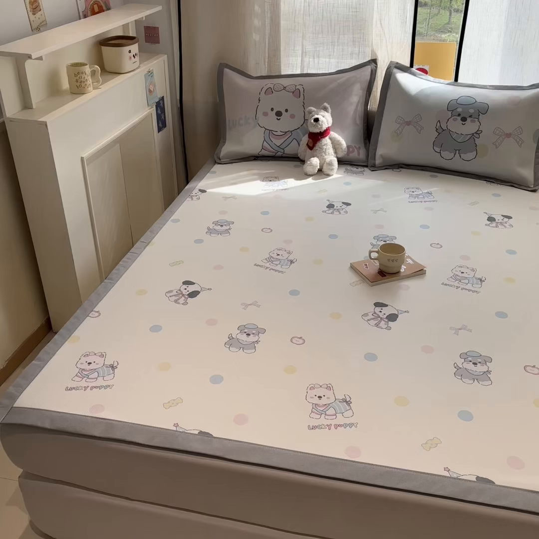 91家纺网 家纺一手货源 找家纺 慕尚家纺 2026春夏新款可水洗斜纹凉豆豆印花凉感席凉席席子 小狗乖乖