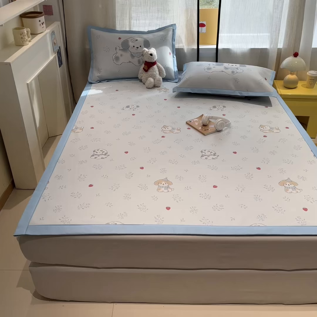 91家纺网 家纺一手货源 找家纺 慕尚家纺 2026春夏新款可水洗斜纹凉豆豆印花凉感席凉席席子 狗狗草莓