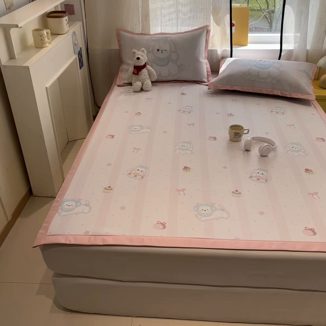 91家纺网 家纺一手货源 找家纺 慕尚家纺 2026春夏新款可水洗斜纹凉豆豆印花凉感席凉席席子 汪星乐园