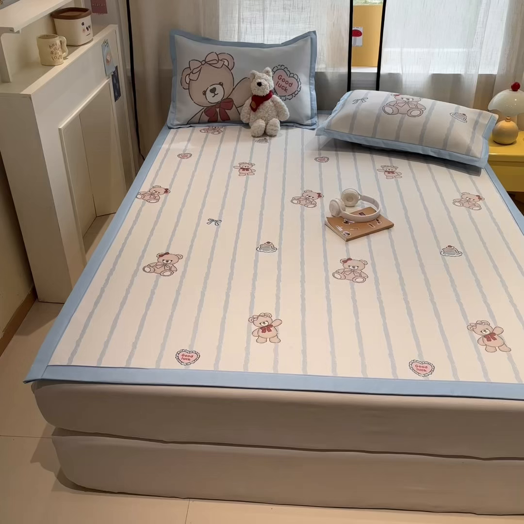 91家纺网 家纺一手货源 找家纺 慕尚家纺 2026春夏新款可水洗斜纹凉豆豆印花凉感席凉席席子 蝴蝶结熊