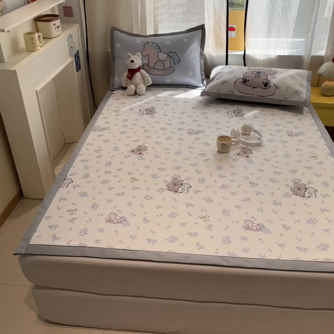 91家纺网 家纺一手货源 找家纺 慕尚家纺 2026春夏新款可水洗斜纹凉豆豆印花凉感席凉席席子 花底熊宝